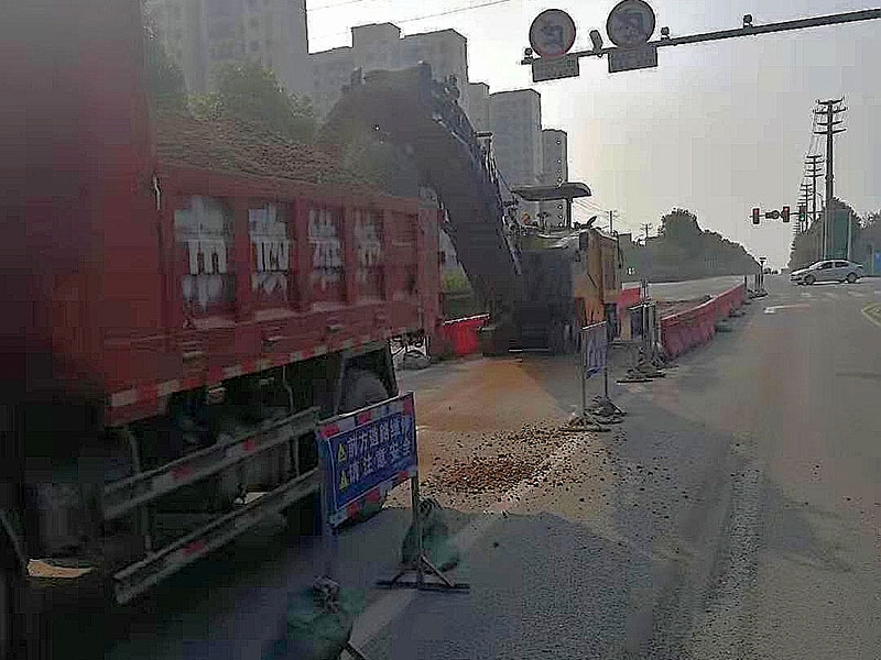е豸