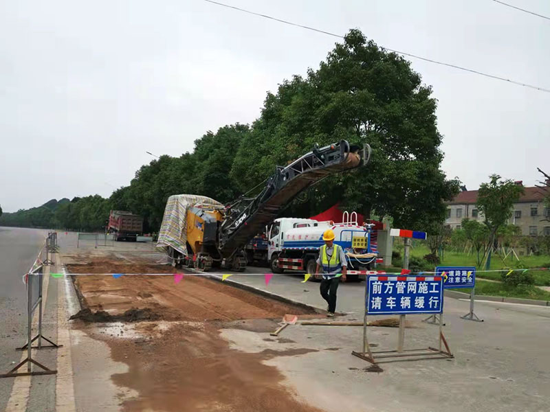 е豸
