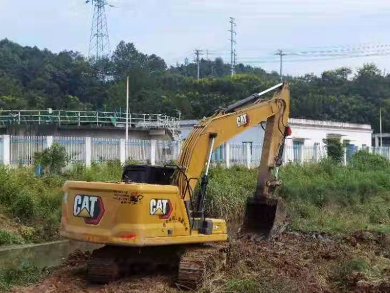 е豸
