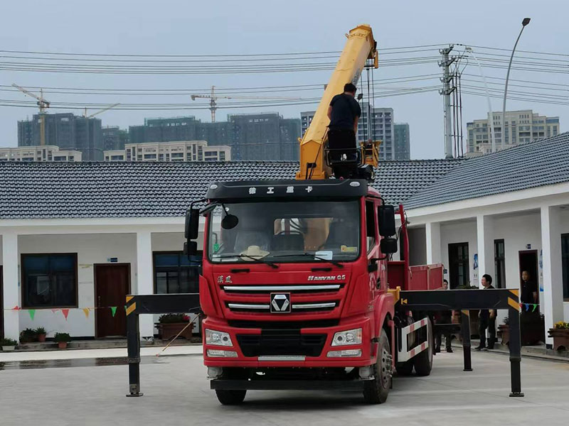 е豸