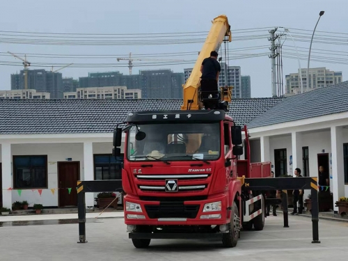 е豸